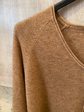 Carregar imagem no visualizador da galeria, Camisola de malha decote V camel
