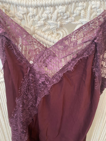 Top renda assimétrico bordeaux