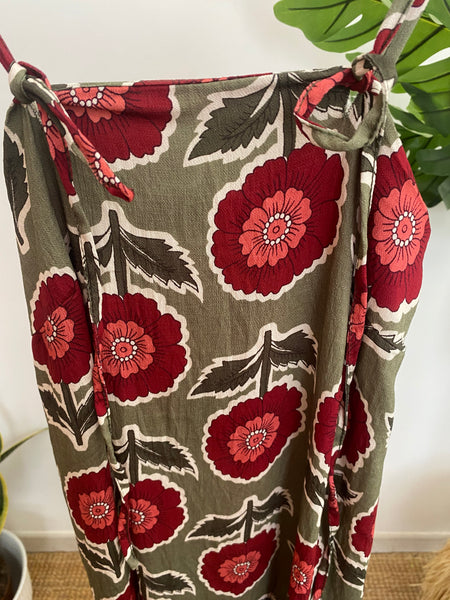 Vestido fluído flores grandes kaki
