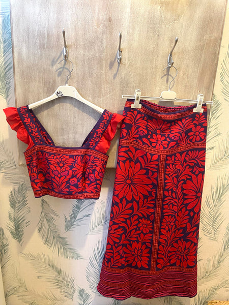 Conjunto de top e saia vermelho e marinho