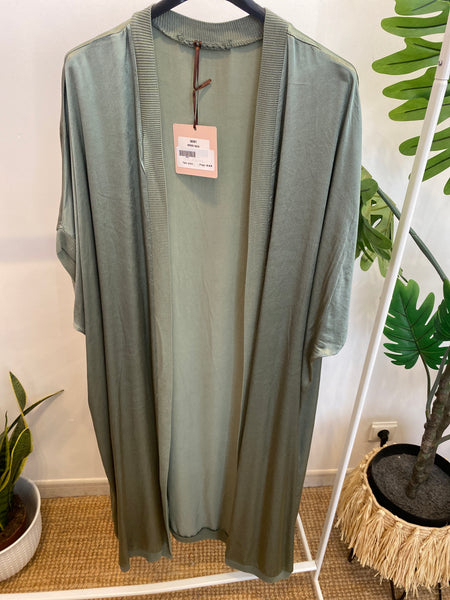 Kimono comprido acetinado verde seco