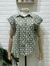 Carregar imagem no visualizador da galeria, Blusa bordada kaki
