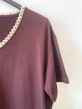 Carregar imagem no visualizador da galeria, T-shirt riscas decote V com renda
