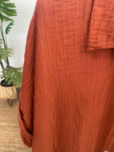 Carregar imagem no visualizador da galeria, Vestido camisa crepe tijolo
