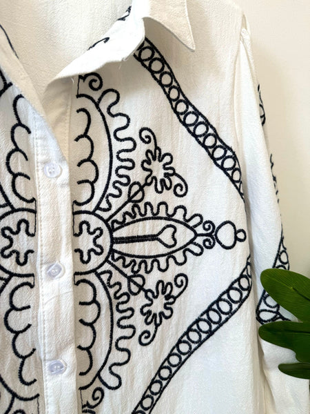 Camisa branca bordado azul