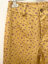 Carregar imagem no visualizador da galeria, Calças sarja florzinhas amarelo
