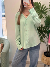 Carregar imagem no visualizador da galeria, Camisa acetinada verde SMF
