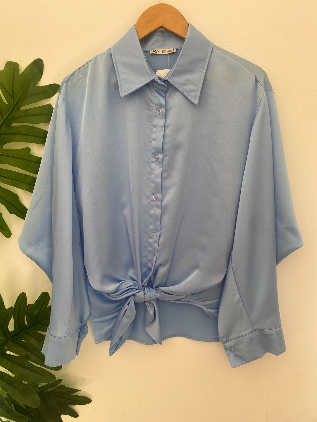 Camisa acetinada laçada azul SMF