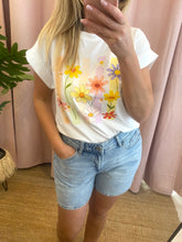 Carregar imagem no visualizador da galeria, T-shirt branca flores
