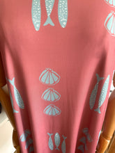 Carregar imagem no visualizador da galeria, Vestido comprido malha fria sardinhas e conchas rosa
