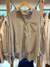 Carregar imagem no visualizador da galeria, Camisa oversize corações toupe
