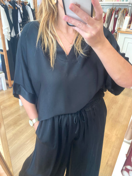 Túnica acetinada decote v preto