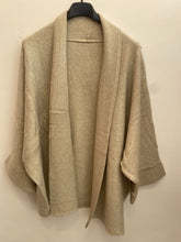 Carregar imagem no visualizador da galeria, Kimono de malha beje
