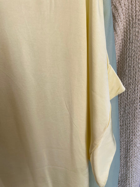 Vestido oversize acetinado amarelo