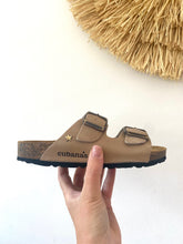 Carregar imagem no visualizador da galeria, Chinelo fivelas comporta beje Cubanas

