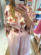 Carregar imagem no visualizador da galeria, Blusa/casaco acetinado flores rosa
