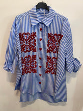 Carregar imagem no visualizador da galeria, Camisa túnica azul riscas e bordados
