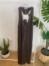 Carregar imagem no visualizador da galeria, Vestido linho com tachas castanho
