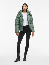 Carregar imagem no visualizador da galeria, Casaco acolchoado capuz verde Vimilja
