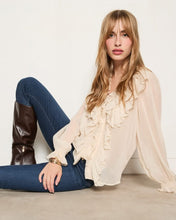 Carregar imagem no visualizador da galeria, Blusa folhos creme MORGAN
