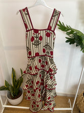 Carregar imagem no visualizador da galeria, Vestido Sevilha riscas e flores verde
