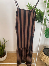 Carregar imagem no visualizador da galeria, Vestido alça fina riscas preto e castanho
