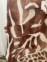 Carregar imagem no visualizador da galeria, Vestido camisa estampa animal print castanho

