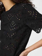 Carregar imagem no visualizador da galeria, Blusa Pieces bordado inglês preto
