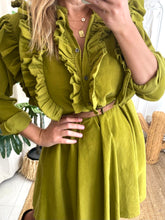 Carregar imagem no visualizador da galeria, Vestido bombazina folhos c/cinto verde oliva
