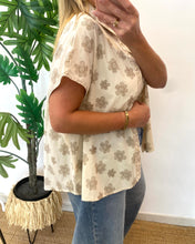 Carregar imagem no visualizador da galeria, Camisa flores beje
