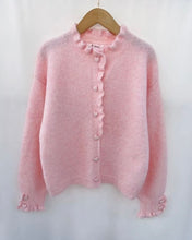 Carregar imagem no visualizador da galeria, Casaco de malha com botões coração rosa
