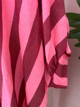 Carregar imagem no visualizador da galeria, Blusa oversize riscas Bordeaux/Rosa
