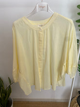 Carregar imagem no visualizador da galeria, Camisa oversize decote redondo amarelo
