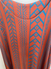 Carregar imagem no visualizador da galeria, Vestido midi malha fria estampa savana tijolo/petroleo
