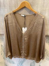Carregar imagem no visualizador da galeria, Casaco/blusa acetinado camel
