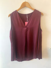 Carregar imagem no visualizador da galeria, Blusa alça larga acetinada Bordeaux
