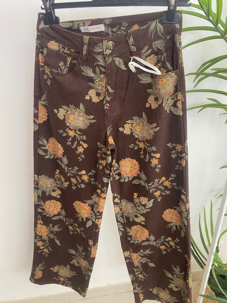 Calças sarja com flores castanho