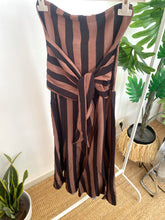 Carregar imagem no visualizador da galeria, Vestido laçada riscas castanho e preto
