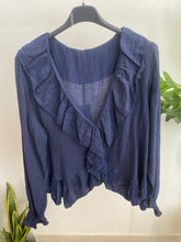 Carregar imagem no visualizador da galeria, Blusa folho crepe marinho
