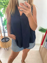 Carregar imagem no visualizador da galeria, Blusa alça larga acetinada marinho
