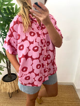 Carregar imagem no visualizador da galeria, Camisa oversize padrão flores rosa
