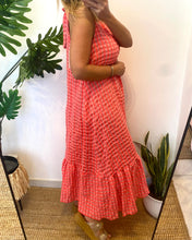 Carregar imagem no visualizador da galeria, Vestido vichy atado pescoço rosa fluo

