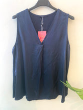 Carregar imagem no visualizador da galeria, Blusa alça larga acetinada marinho
