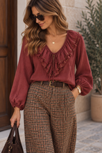 Carregar imagem no visualizador da galeria, Blusa folho com tachas bordeaux
