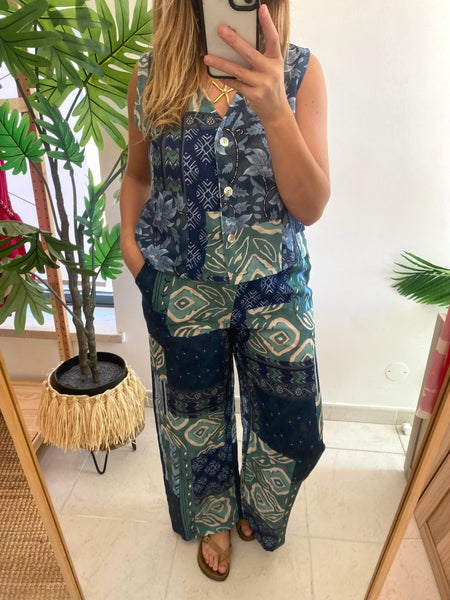 Conjunto de colete e calças flores azuis