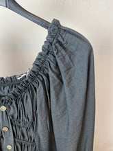 Carregar imagem no visualizador da galeria, Blusa lisa franzidos cinza
