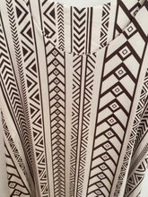 Carregar imagem no visualizador da galeria, Vestido midi malha fria estampa savana branco
