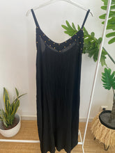 Carregar imagem no visualizador da galeria, Vestido crepe com tachas preto
