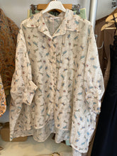 Carregar imagem no visualizador da galeria, Camisa oversize padrão cães beje
