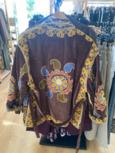Carregar imagem no visualizador da galeria, Kimono de veludo bordado castanho e azul
